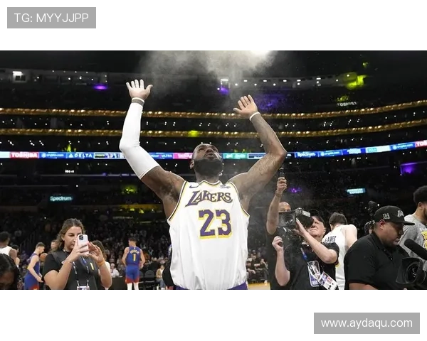 里夫斯精准直塞詹姆斯篮下接球瞬间双手暴扣震撼全场